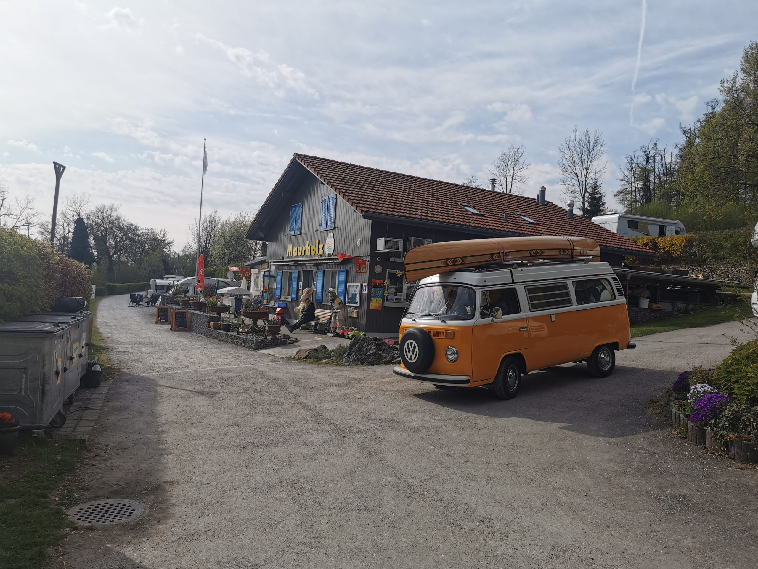 Campingplatz Maurholz_Haus seite_VWBus_no_licence_plate